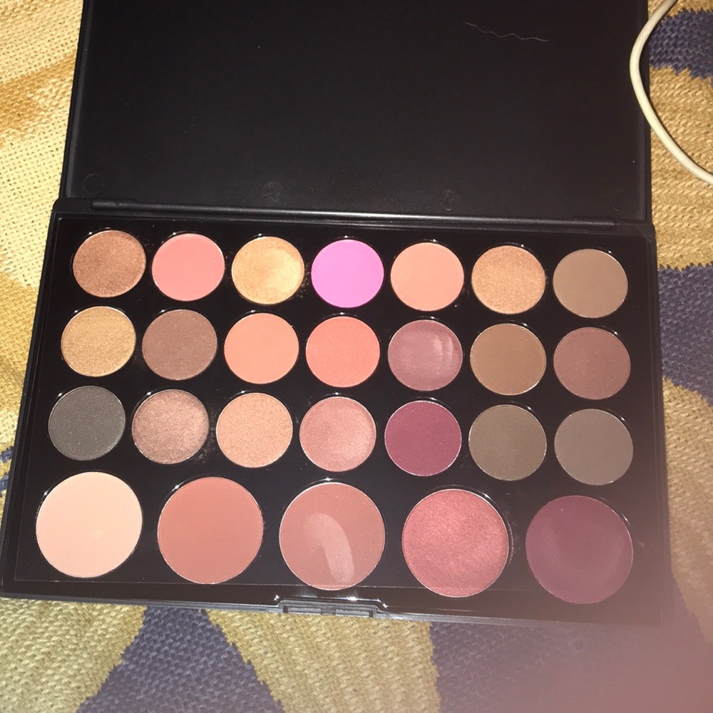Eyeshadow and blush palette
